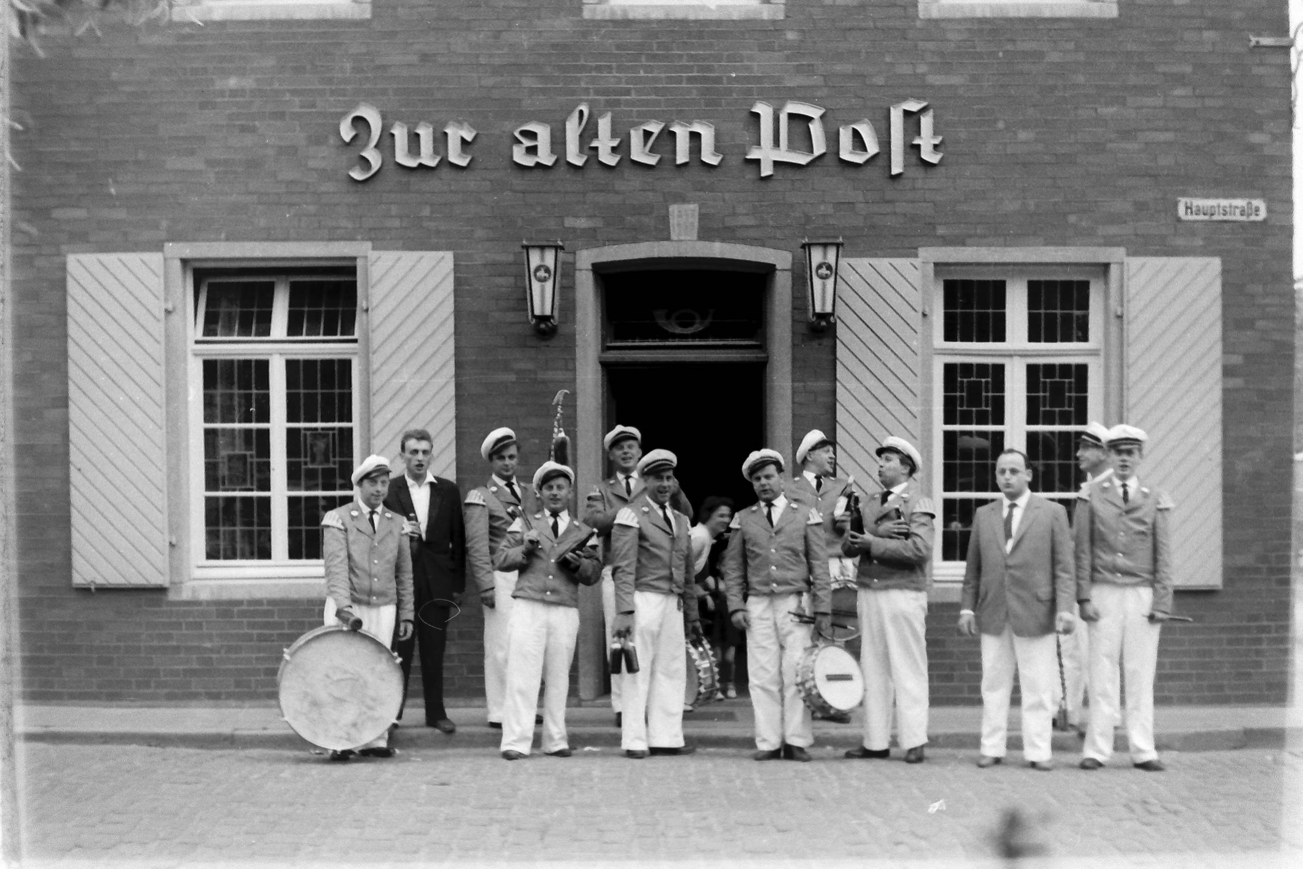 Gruppenbild aus dem Jahr 1960 vor der alten Post